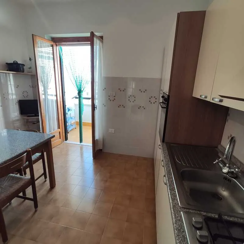 La cucina con tavolo da pranzo