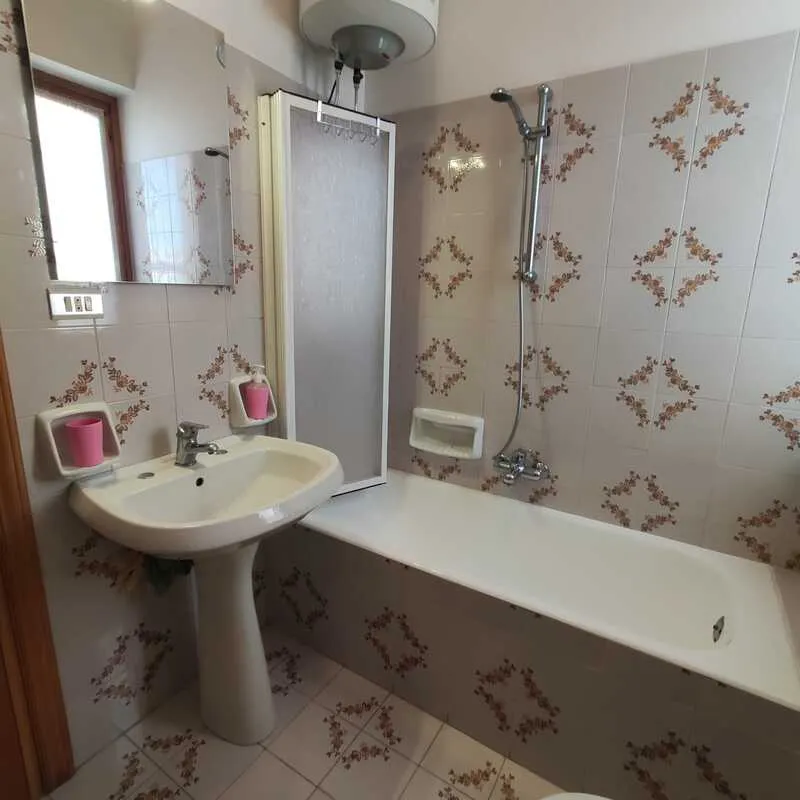 Il bagno con doccia e lavabo