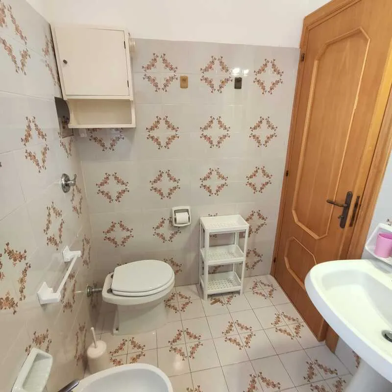 Il bagno con lavabo e specchio